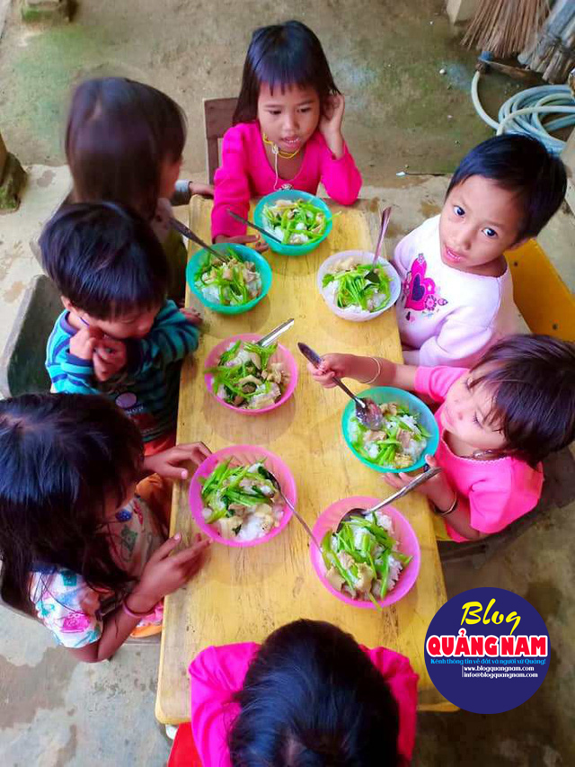 Bữa trưa ở điểm trường Mô Rỗi